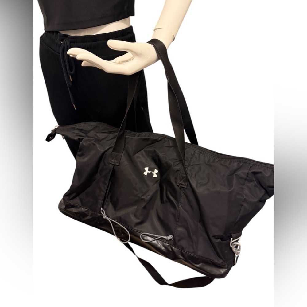 Under Armour Black gym Bag with silver logo unsex in good condition